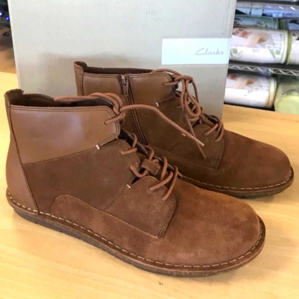 NWT.Clarks Tan Suede Chukka Boots Size10
